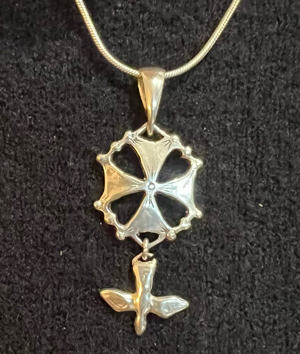 The necklace designed by Noor-un-Nisa Inayat Khan